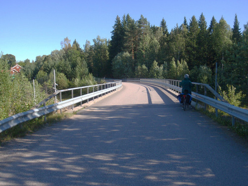 The bridge over E4 with dirt roads on either side.